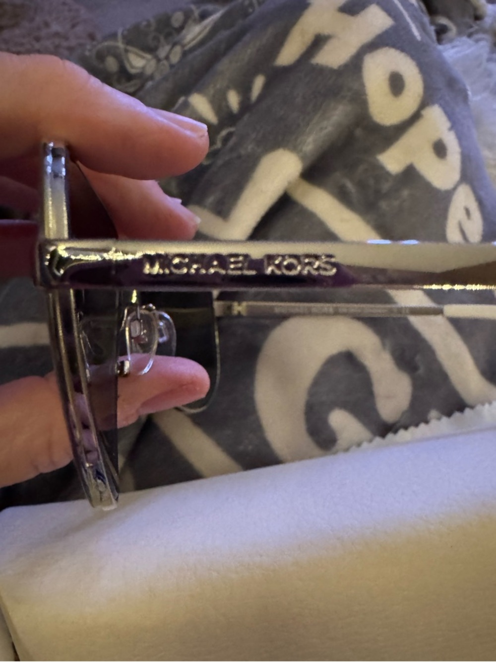 EUC Michael Kors Women's
Chelsea aviator sunglasses (model
MK5004) - Picture 6 of 10